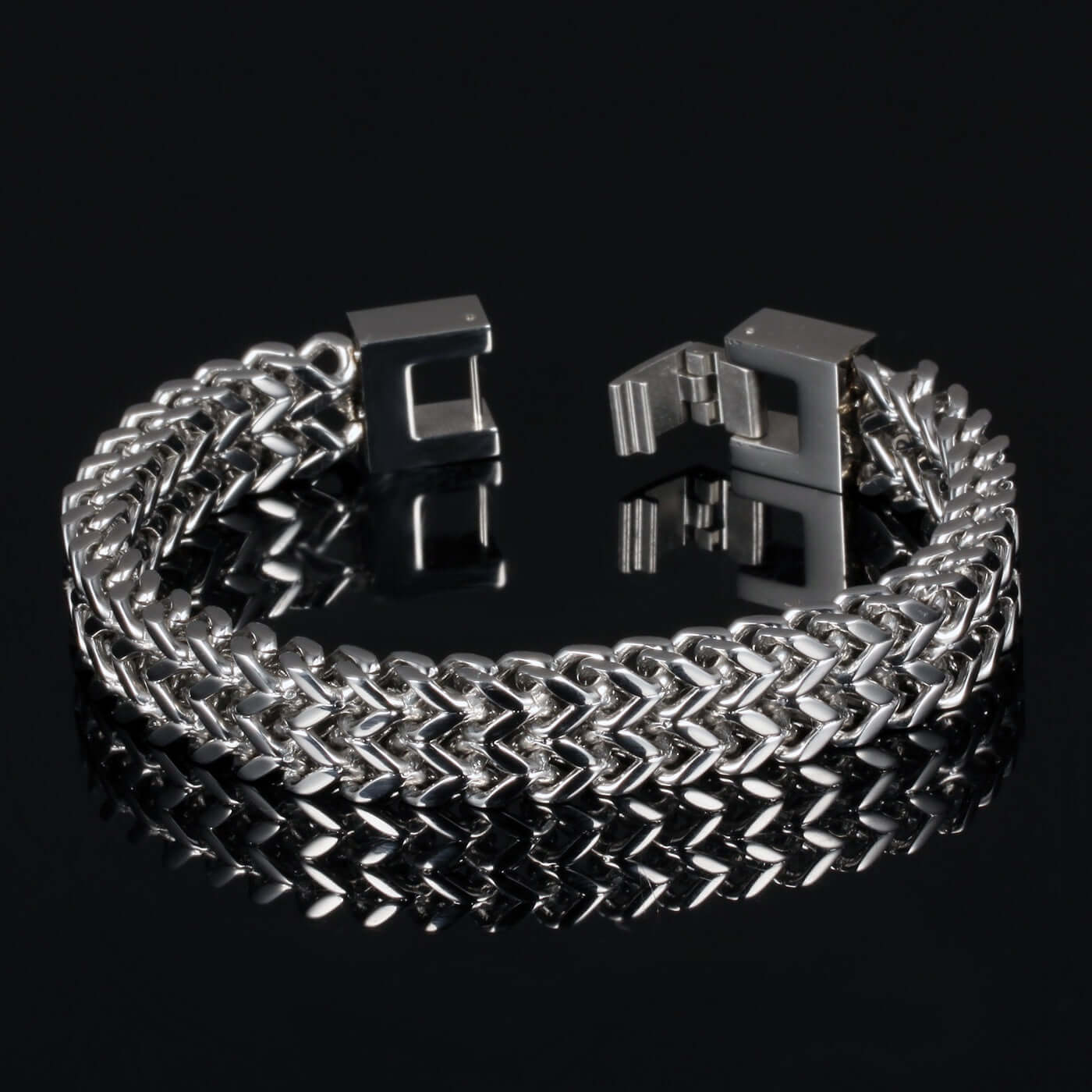 Lazynn Jewelry Store N790 bracelet featuring a sleek silver chain design and a stylish clasp.