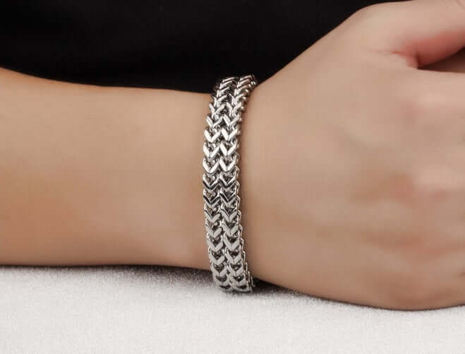 Lazynn Jewelry Store N790 bracelet featuring a sleek silver chain design and a stylish clasp.