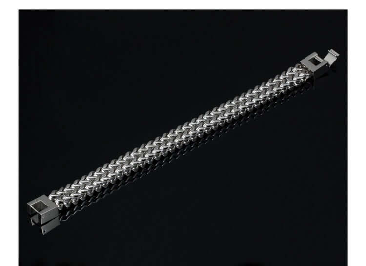 Lazynn Jewelry Store N790 bracelet featuring a sleek silver chain design and a stylish clasp.