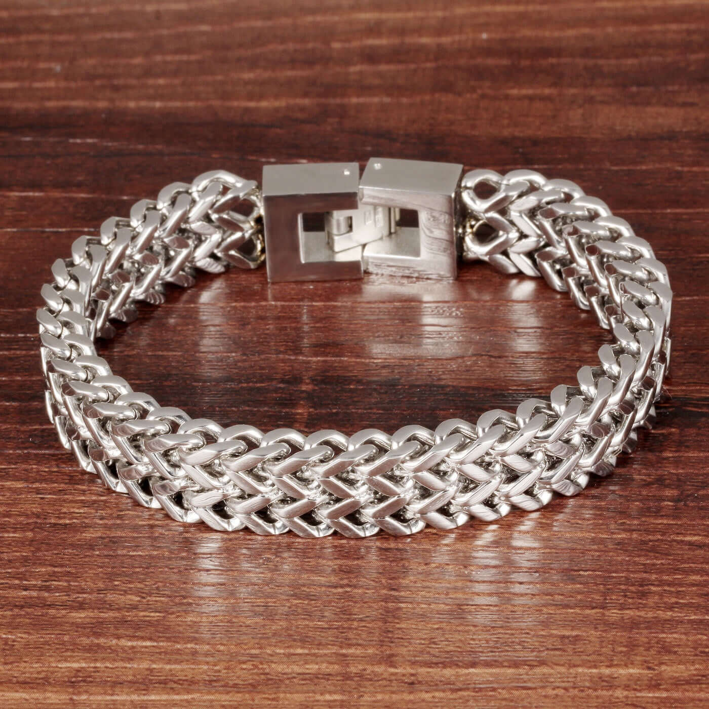 Lazynn Jewelry Store N790 bracelet featuring a sleek silver chain design and a stylish clasp.