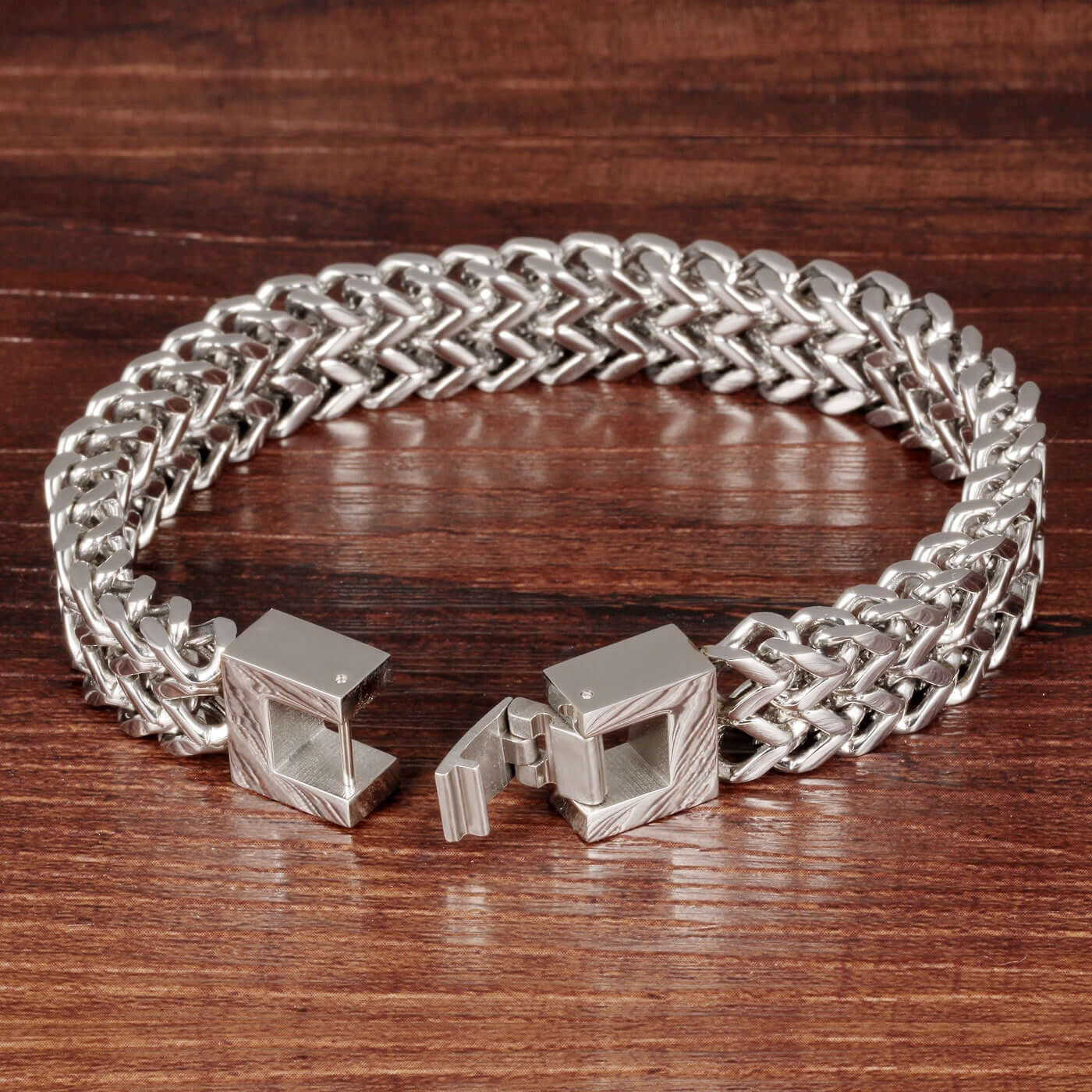 Lazynn Jewelry Store N790 bracelet featuring a sleek silver chain design and a stylish clasp.